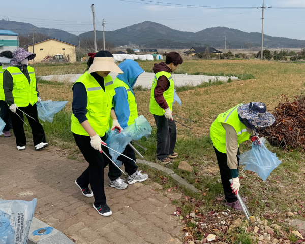 참가자들이 영농폐기물 수거활동 모습