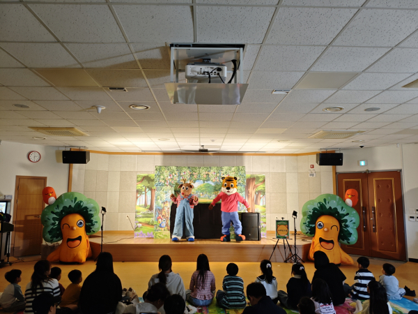 지난 18일 열린 도서간 주간 행사 인형극 모습.
