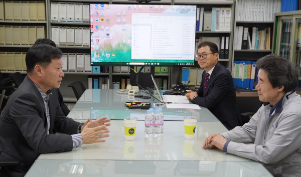이정복 서부발전 사장(왼쪽)과 서인호 대윤계기산업 대표(오른쪽 첫 번째), 최연규 대윤계기산업 부사장(오른쪽 두 번째)이 협력 방안을 논의하는 모습