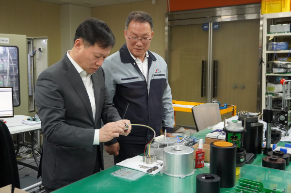 이정복 서부발전 사장(왼쪽)이 제이에스티앤랩(대표 이철우) 현장을 견학하는 모습