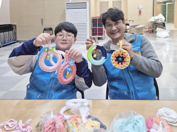 지난 18일 당진시종합복지타운 대강당에서 업사이클링 생활용품 제작활동 모습