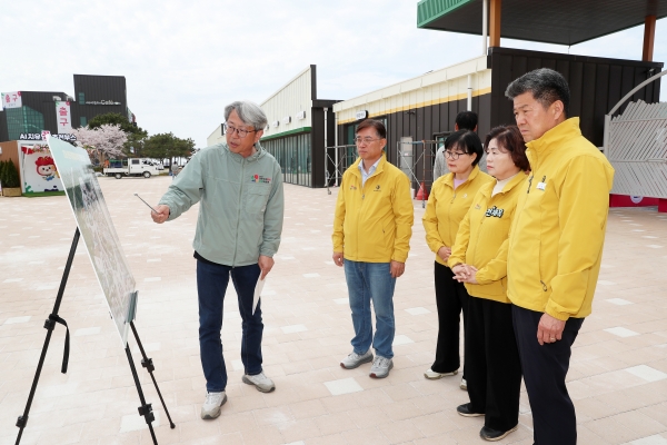 박람회장 주요 시설 설명을 듣는 군의회 의원들