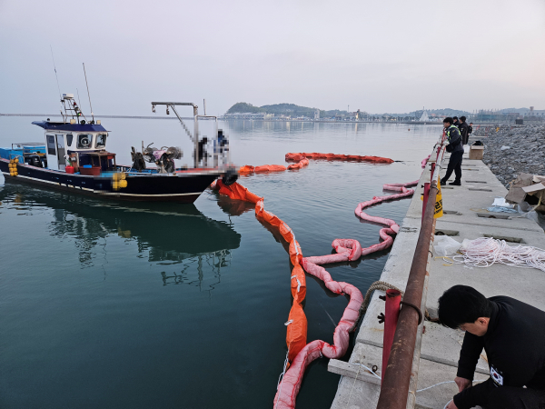 오일펜스, 유흡착재로 방제작업중인 보령해경 모습