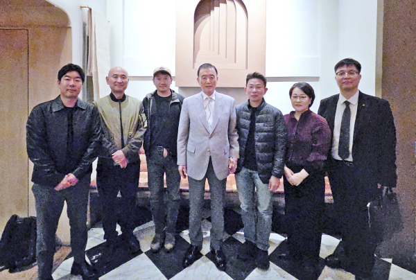 K-푸드 수출확대방안 간담회 기념사진   * 홍문표 aT 사장(좌측 4번), 김호영 셰프(좌측 1번째), 옥동식 셰프(좌측 2번째), 이기현 핸드 호스피탈리티 대표(좌측 3번째), 박용범 핸드 호스피탈리티 디렉터(우측 3번째), 윤미정 aT미주지역본부장(우측2번째), 심화섭 aT 수출전략처장(우측1번째)