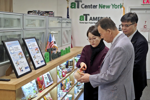 aT 미주지역본부 업무보고 현장사진   * 홍문표 aT 사장(가운데)