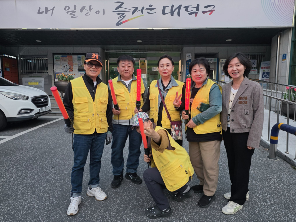 비래동 통장 순찰대와 김옥희 비래동장(사진 오른쪽)이 야간순찰에 앞서 기념촬영