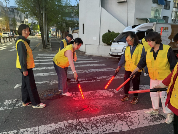 비대동 통장 순찰대가 골목길 일대를 순찰하며 생활불편 및 안전 취약요소를 점검하고 있다.