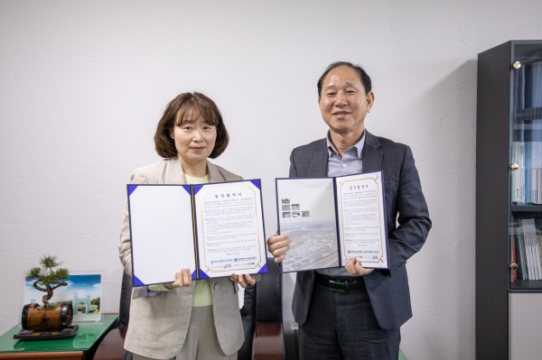 지난 16일, 대전광역시시설관리공단 복합문화체육센터 관계자와 대전신일여자고등학교 관계자가 협약서를 체결식 기념사진