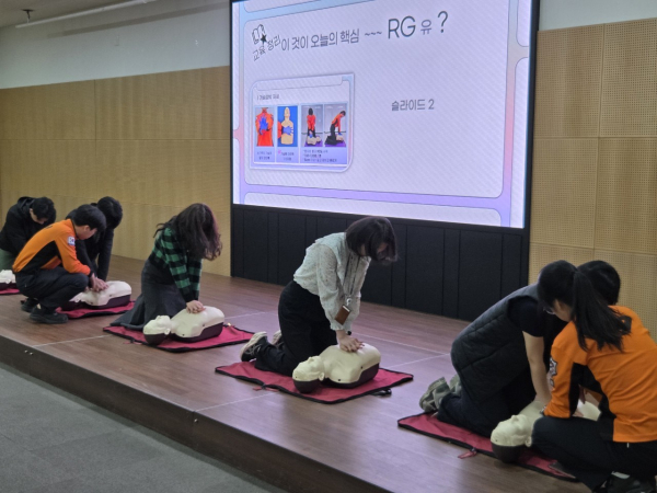 국가철도공단 충청본부 직원들이 20일 응급처치교육 실습에 참여하고 있다.