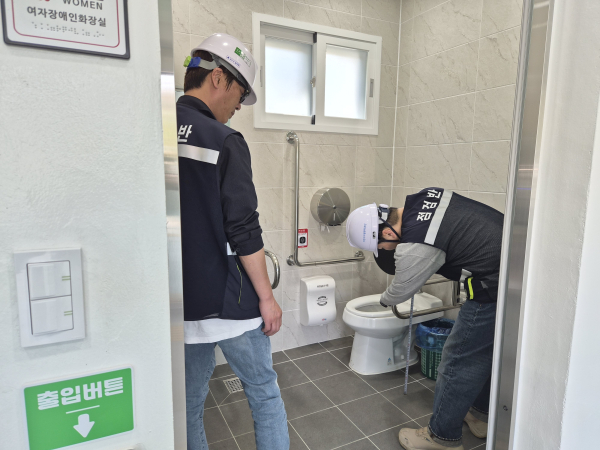 사회적 약자 편의시설 31개소 전수 점검 진행 모습