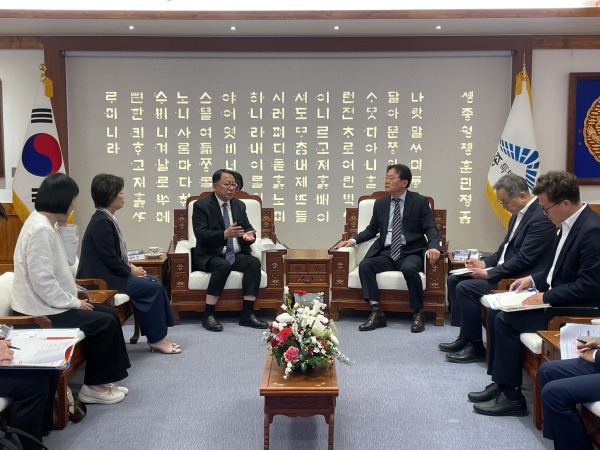 홍콩 정부 세종시 방문 (가운데 왼쪽부터)에릭 찬 홍콩 정무사장, 이호식 세종시 국제관계대사