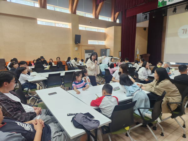 지난 18일 춘천숲체원 어울림관에서 캠프에 참가한 가족들이 한숨쉼표 ‘프로그램에 참여하고 있다.