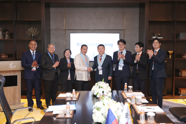 현지 시각 4월 20일 필리핀 마닐라에서 제24차 아시아물위원회 이사회가 열린 가운데, 윤석대 한국수자원공사 사장(사진 가운데 오른쪽)이 살바도르 카 애도르 플레이토(Salvador Ka Ador Pleyto) 필리핀 하원의원(사진 가운데 왼쪽)과 면담 후 기념사진