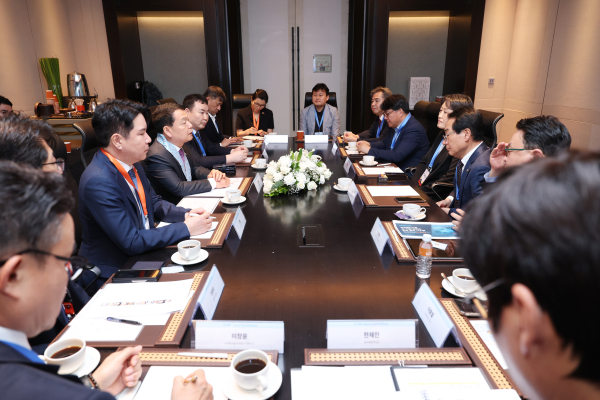 현지 시각 4월 20일 제24차 아시아물위원회 이사회를 계기로 필리핀 마닐라에서 기업기술박람회가 열린 가운데, 윤석대 한국수자원공사 사장(사진 왼쪽 가운데)이 동반 참가기업 관계자들과 간담회