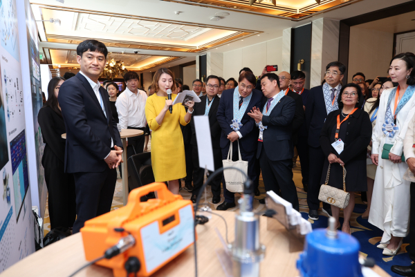 현지 시각 4월 20일 제24차 아시아물위원회 이사회를 계기로 필리핀 마닐라에서 물산업의 협력 저변을 넓히기 위한 기업기술박람회가 열린 가운데, 윤석대 한국수자원공사 사장(사진 앞줄 가운데)이 이사진들과 기업 홍보 부스를 방문하고 있다.