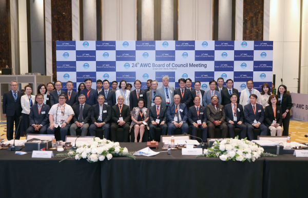 현지 시각 4월 20일 필리핀 마닐라에서 제24차 아시아물위원회 이사회가 열린 가운데, 주요 참석자들이 기념사진을 촬영하고 있다.(사진 앞줄 가운데 윤석대 한국수자원공사 사장)