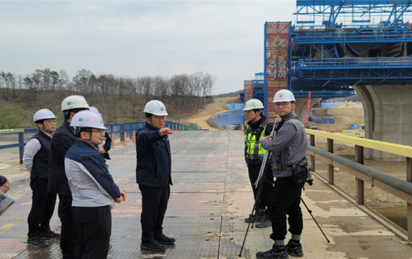 최형욱 행복청 차장(오른쪽 세 번째)이 행정중심복합도시 건설 현장을 점검하며 현장 중심 소통을 이어가고 있다