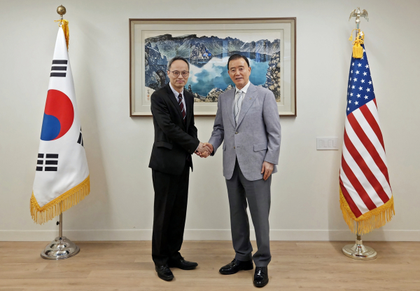 뉴욕총영사관 방문 기념사진  * 홍문표 aT 사장(오른쪽), 이상호 뉴욕총영사직무대리(왼쪽)