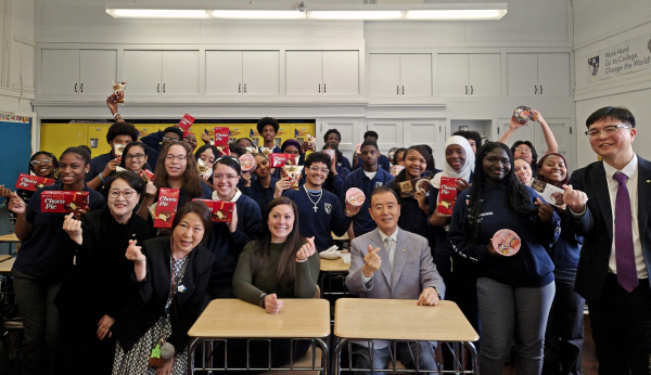 데모크라시 프렙차터 고등학교 방문 기념사진
