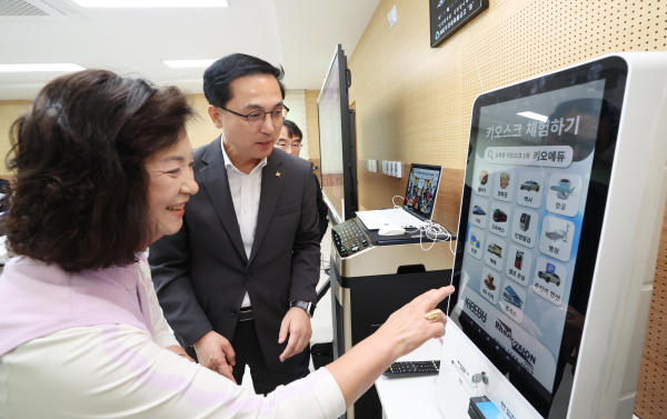 자양동 백룡경로당에서 실시되고 있는 교육 현장 모습