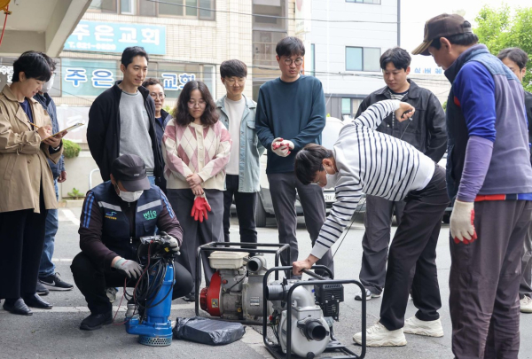 21일 동행정복지센터 직원들을 대상으로 양수장비 점검 및 사용법에 대한 교육 모습