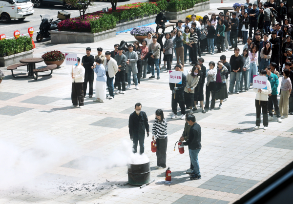 21일 서구청 청사 및 광장 일대에서 진행된 화재대피훈련 장면