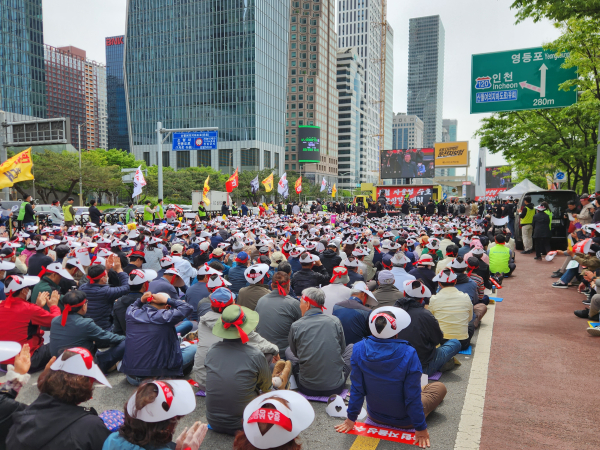 농협조합원들이 자율성수호 결의대회 참석하고 있다.