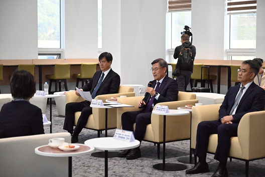 왼쪽부터 박종일 충남대학교 교수, 한석수 세종공동캠퍼스 이사장, 최형욱 행복중심복합도시건설청 차장. 한석수 세종공동캠퍼스 이사장이 환영사를 하고 있다.