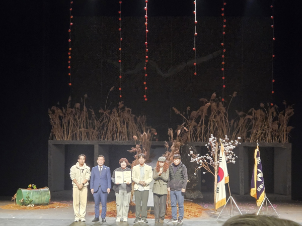 제44회 충남연극제에서 극단 청양이 대상을 수상하고 있다.