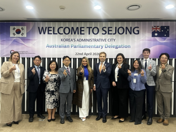 22일, 호주 의회 대표단 7명이 행정중심복합도시 방문 기념사진