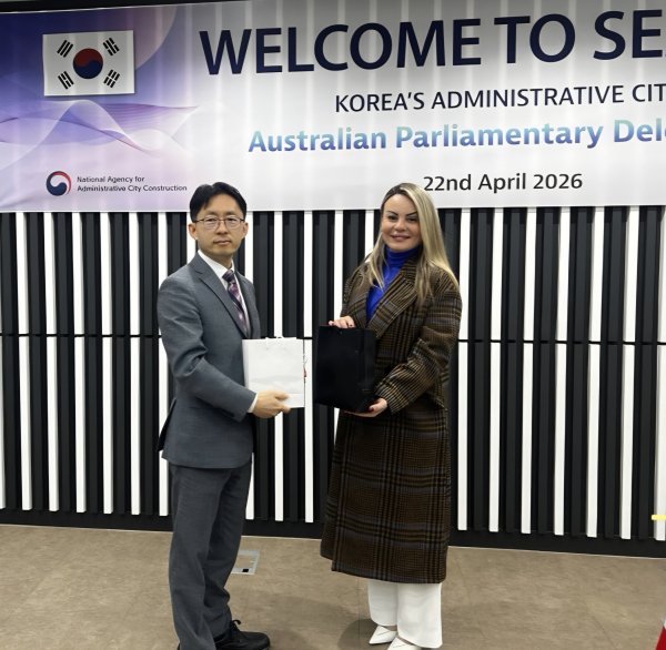 22일, 호주 의회 대표단 7명이 행정중심복합도시 방문 기념사진