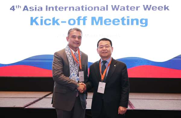 현지 시각 4월 21일, 필리핀 마닐라에서 윤석대 한국수자원공사 사장(사진 오른쪽)이 필리핀 후안 미겔 쿠나(Juan Miguel T. Cuna) 환경천연자원부 장관(사진 왼쪽)과 만나 협력방안을 논의한 후 기념사진을 촬영하고 있다.