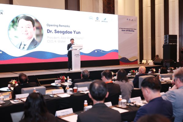 현지 시각 4월 21일, 필리핀 마닐라에서 진행된 제4차 아시아국제물주간(AIWW) 킥오프 행사에서 윤석대 한국수자원공사 사장이 개회사를 하고 있다.
