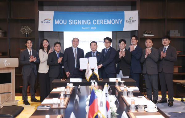 현지 시각 4월 21일, 필리핀 마닐라에서 열린 협약식에서 주요 참석자들이 기념사진을 촬영하고 있다.(사진 오른쪽 여섯 번째부터 윤석대 한국수자원공사 사장, 필리핀 퍼스트젠 데니스 마이클 곤잘레스(Dennis Michael P. Gonzales) 수력부문 사장)