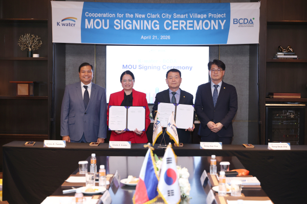 현지 시각 4월 21일, 필리핀 마닐라에서 열린 협약식에서 주요 참석자들이 기념사진을 촬영하고 있다.(사진 오른쪽 두 번째부터 윤석대 한국수자원공사 사장, 필리핀 기지전환개발청 지셀라 칼랄로(Gisela Z. Kalalo) 수석부사장, 힐라리오 파레데스(Hilario B. Paredes) 이사회 의장)