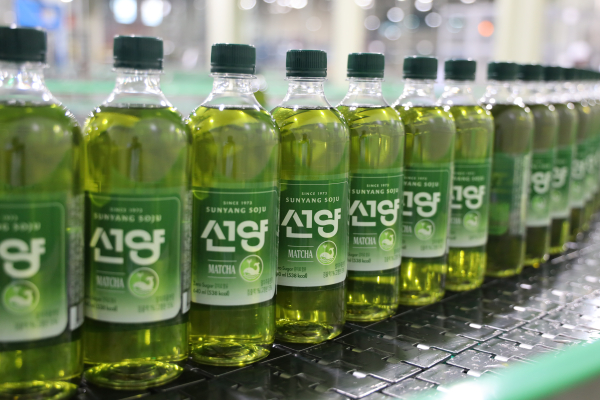 ㈜선양소주, 국내 최초 ‘선양 말차’ 소주 생산 모습