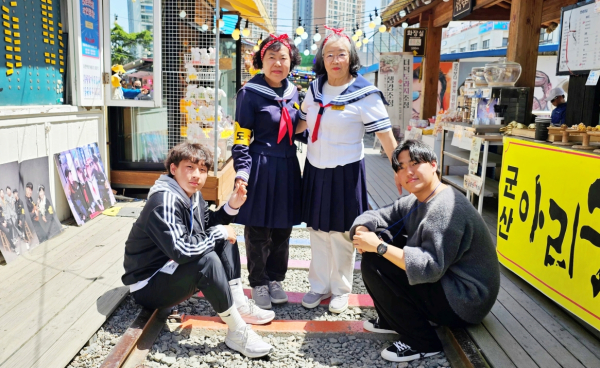 지난 21일, 전북 군산 일원에서 1080 세대 통합 프로그램인 ‘세대 동행 군산 스냅데이’ 진행 모습