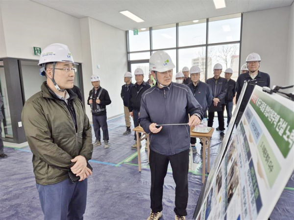 현장 준공점검 (왼쪽 첫 번째)양치훈 LH대전충남지역본부장, (중앙) LH 김선교 사업소장