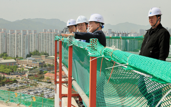 관저푸르지오센트럴파크 1단지 건설 현장에서 진행된 민관합동 안전 점검 장면