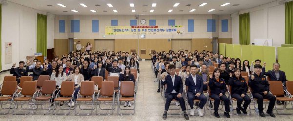 최충규 대덕구청장(사진 첫 번째 줄 왼쪽 첫 번째)과 유관기관 안전보건 담당자와 관리감독자 및 관계자들이 ‘안전보건리더’ 양성을 위한 직무 집합 교육 기념 촬영
