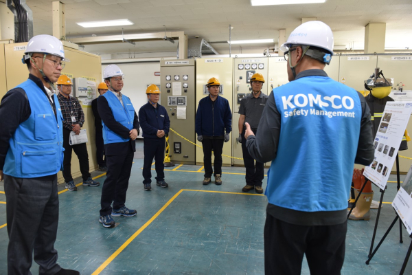 성창훈 사장이 현장 관계자로부터 아차사고 사례와 이에 따른 전기안전 시설 개선 현황에 대해 설명을 듣고 있다.