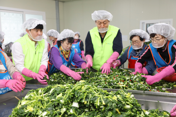 농협 정해웅본부장과 농주모충남연합회 회원들이 열무김치 담그는 사진
