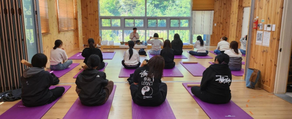22일, 마음 건강 회복 산림치유 캠프에 참여한 청년들이 싱잉볼 명상 프로그램에 참가하고 있다.