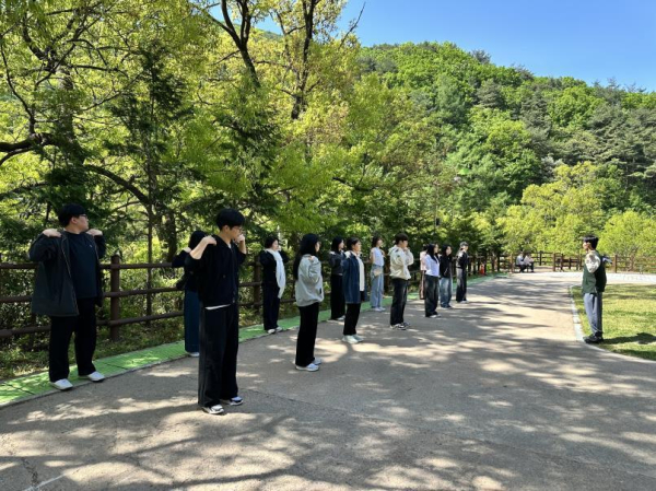 22일, 마음 건강 회복 산림치유 캠프에 참여한 청년들이 오감힐링 숲 산책 프로그램에 참가하고 있다.