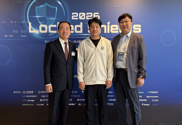 서규석 서부발전 미래사업부사장(왼쪽)과 조현 서부발전 정보보안실장(오른쪽) 등 행사 참석자가 기념촬영하는 모습