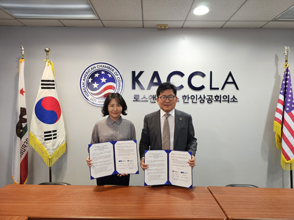 안경애 인재개발처장(왼쪽)과 로스앤젤레스 한인상공회의소 회장(정상봉)이 4월 21일(현지시간) 미국 로스앤젤레스에서 글로벌 인재 양성을 위한 업무협약을 체결한 뒤 기념촬영