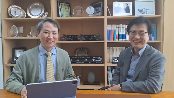 (왼쪽부터) 손종학 전 충남대 법학대학원장과 성광진 대전교육감 예비후보