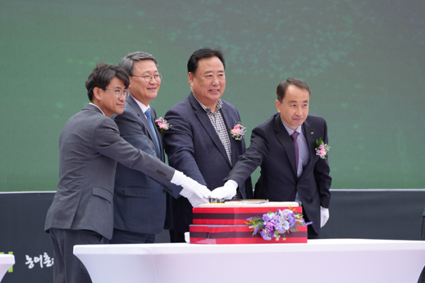 통수식 떡 컷팅 사진 (좌측부터: 황침현 당진부사장, 주영일 수자원관리이사, 어기구 국회의원, 박재근 충남지역본부장)