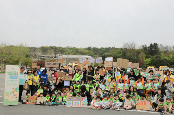 22일 강원 춘천시 옛중도뱃터 인근 주차장에서 ‘다함께 쓰담’ 캠페인 참가자들이        재활용 상자에 지구사랑 다짐 문구를 적은 뒤 기념 촬영