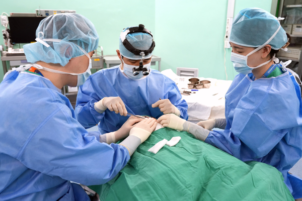 단국대병원 피부암모즈수술 집도중인 박병철 교수